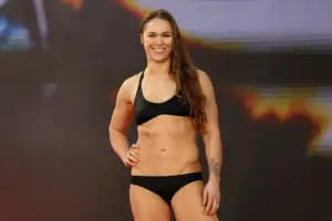 Fight night weights Rousey vs. Carano: Ронда Роузи набрала 1 фунт, Джина Карано — 10,6 фунта